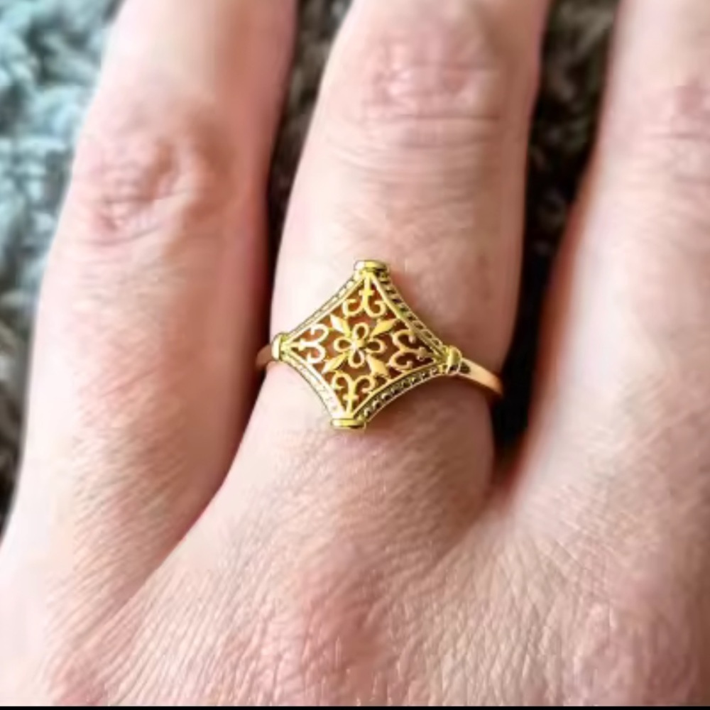 Vintage 18K Gold plated Hollow Flower Ring Jewelry - Picture 6 of 15